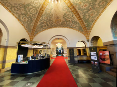 Billede af Nationalbibliotekets indgangsparti med receptionen til venstre og den røde løber i midten.