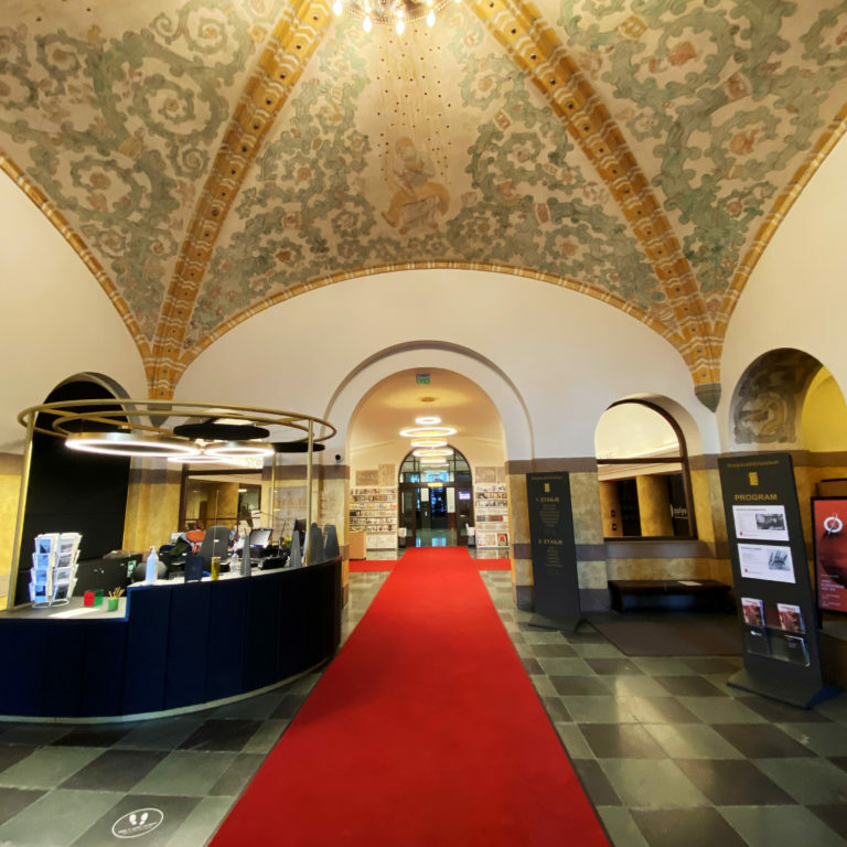 Image of the entrance area of the National Library with the reception to the left and the red carpet in the centre