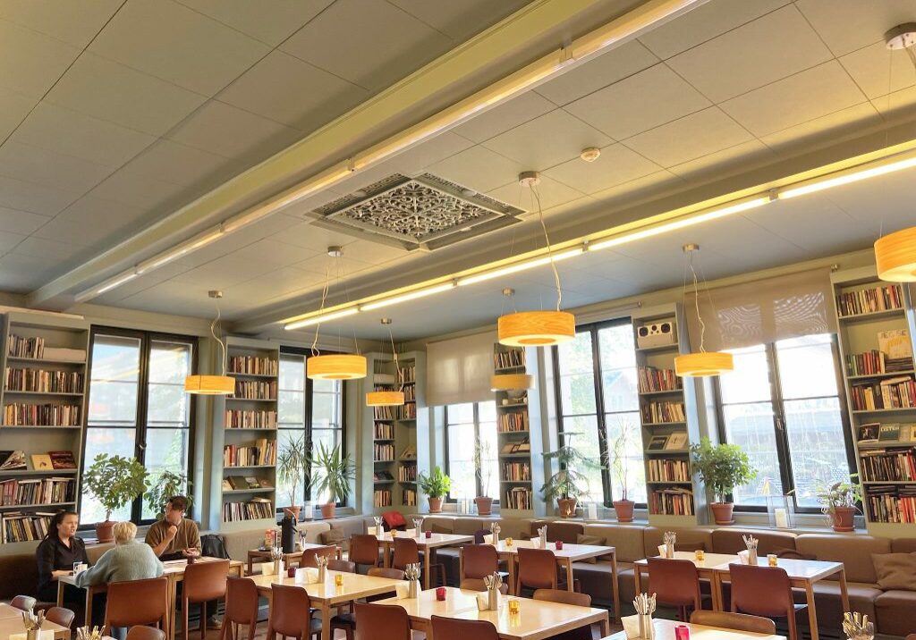 Litteraturhuset valgte Loke 40 absorbenter i taket. Hvert rom hadde egen fargekode.