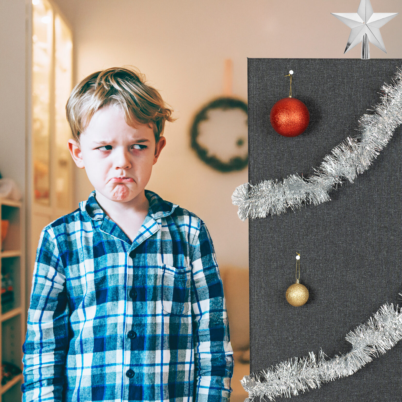 gutt som er misfornyd med en lydplate som er pyntet som juletre. Teksten som hører til sier "årlig juletre, god lyddemping"